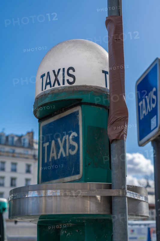 Paris, taxi stand
