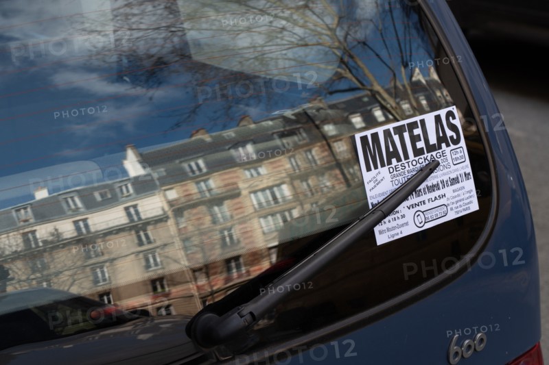 Paris, flyer sur le pare-brise arrière d’une voiture