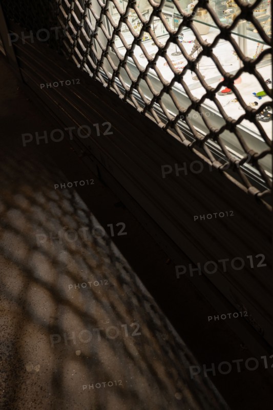 Paris, store closed to prevent spread of coronavirus