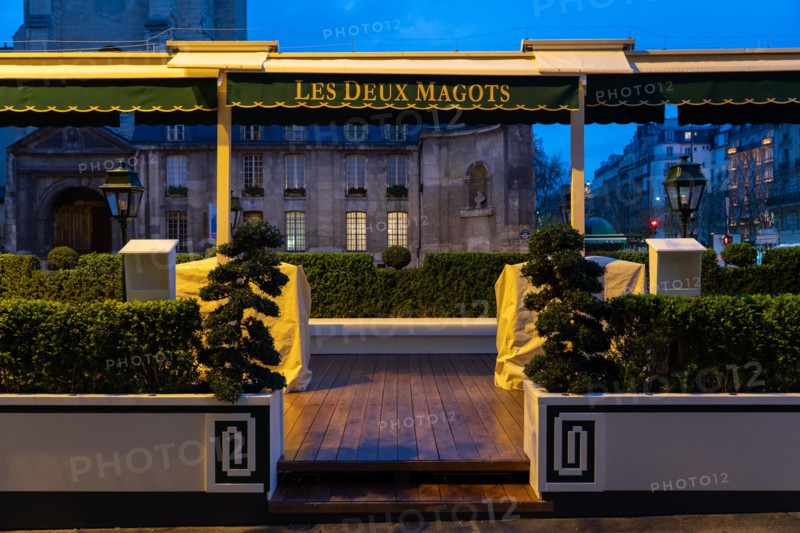 Paris, café-restaurant Les Deux Magots, closed to prevent spread of coronavirus