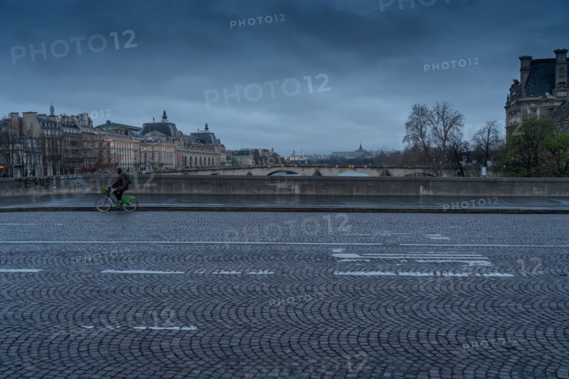 Paris, pont du Carrousel désert pour cause d’épidémie de coronavirus