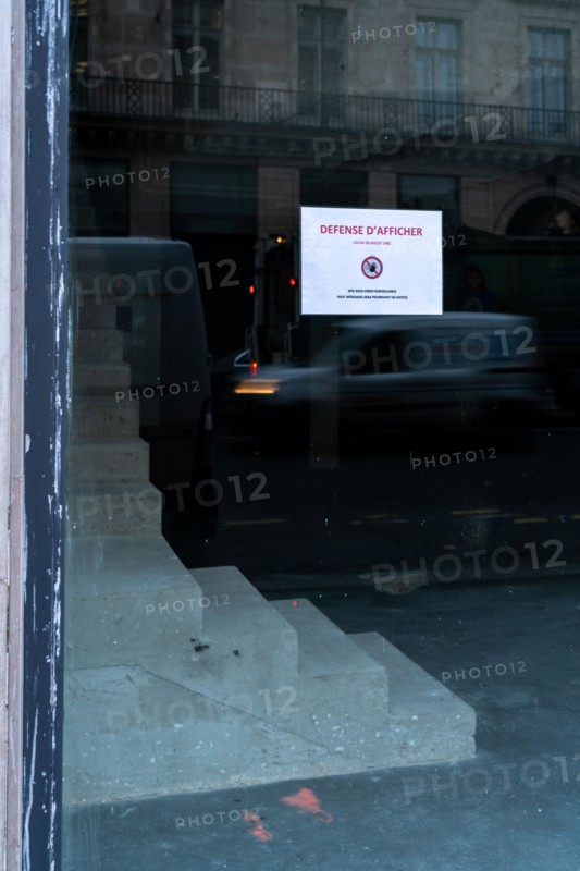 Paris, sticker « Défense d’afficher »