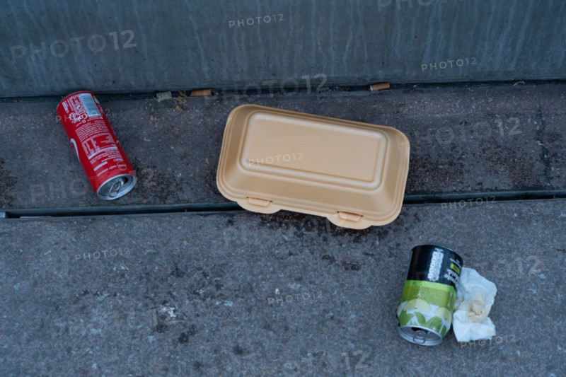 Paris, déchets dans le caniveau
