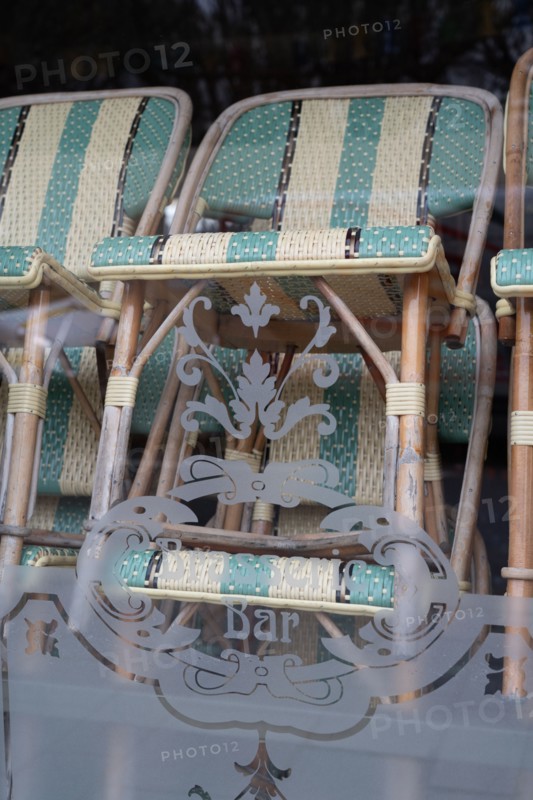 Paris, café closed to prevent spread of coronavirus