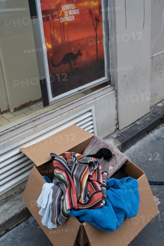 Paris, vêtements déposés dans la rue