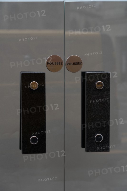 Paris, store closed to prevent spread of coronavirus