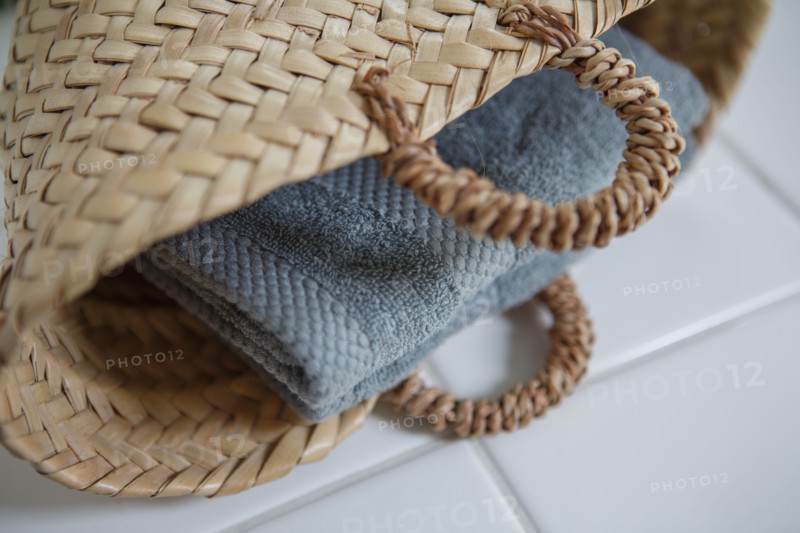 Serviette dans un petit panier en osier