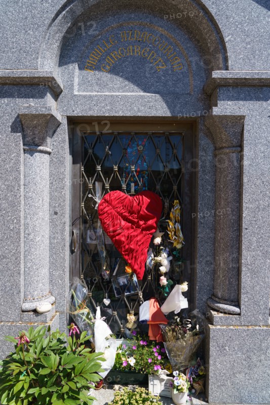 Tombe de Charles Aznavour, Cimetière de Montfort l'Amaury, Yvelines