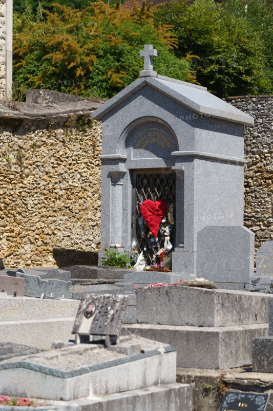 Tombe de Charles Aznavour, Cimetière de Montfort l'Amaury, Yvelines