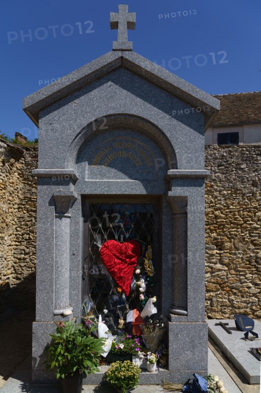 Tombe de Charles Aznavour, Cimetière de Montfort l'Amaury, Yvelines