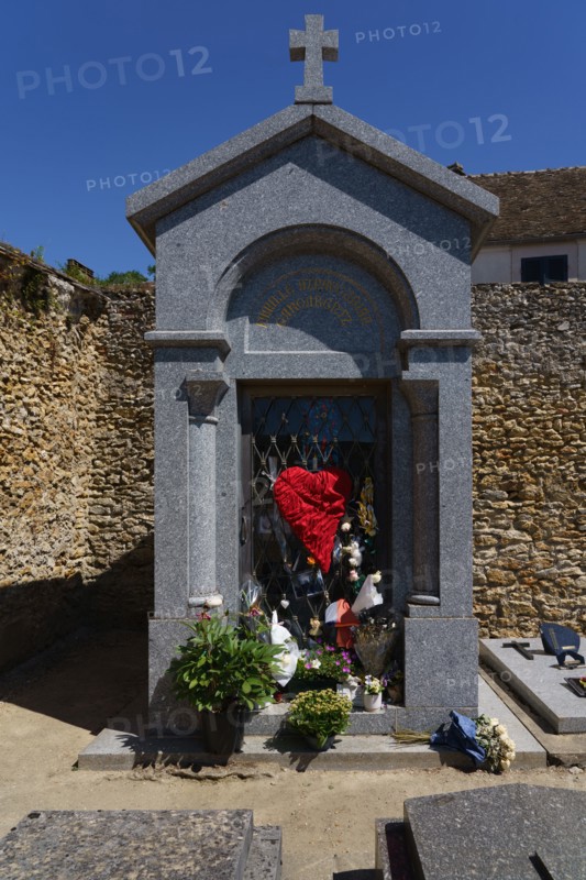 Tombe de Charles Aznavour, Cimetière de Montfort l'Amaury, Yvelines
