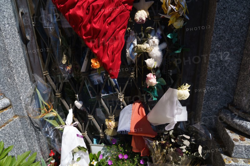 Tombe de Charles Aznavour, Cimetière de Montfort l'Amaury, Yvelines