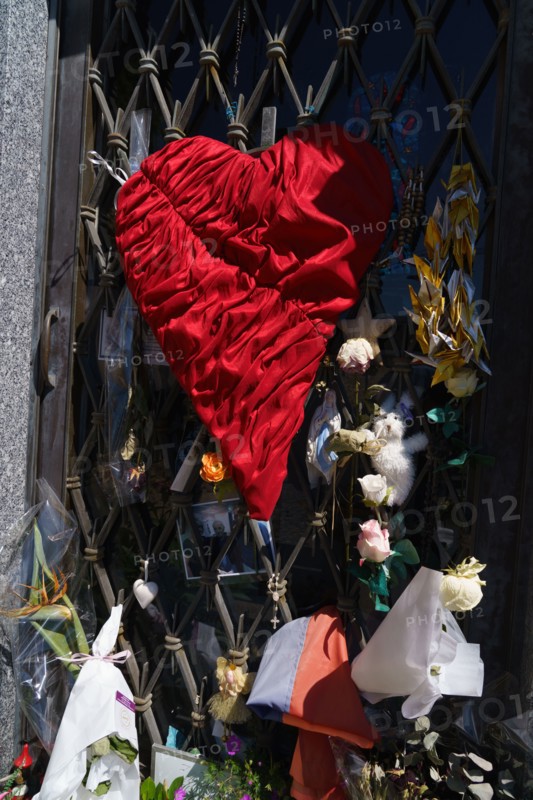 Tombe de Charles Aznavour, Cimetière de Montfort l'Amaury, Yvelines