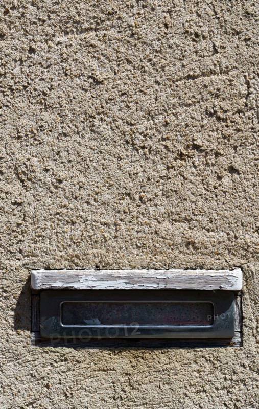 Boîte aux lettres dans un mur