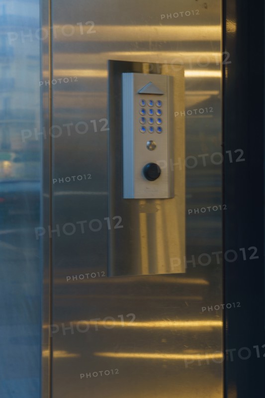 Paris, digicode de porte d'entrée