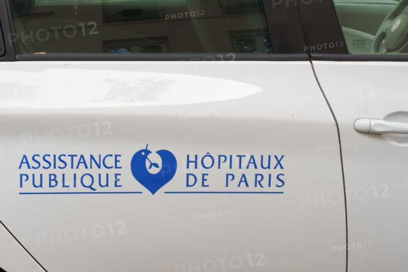 Logo de l'Assistance Publique Hôpitaux de Paris sur une portière de voiture