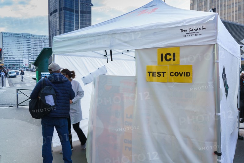 Paris, tent set up to carry out Covid-19 tests