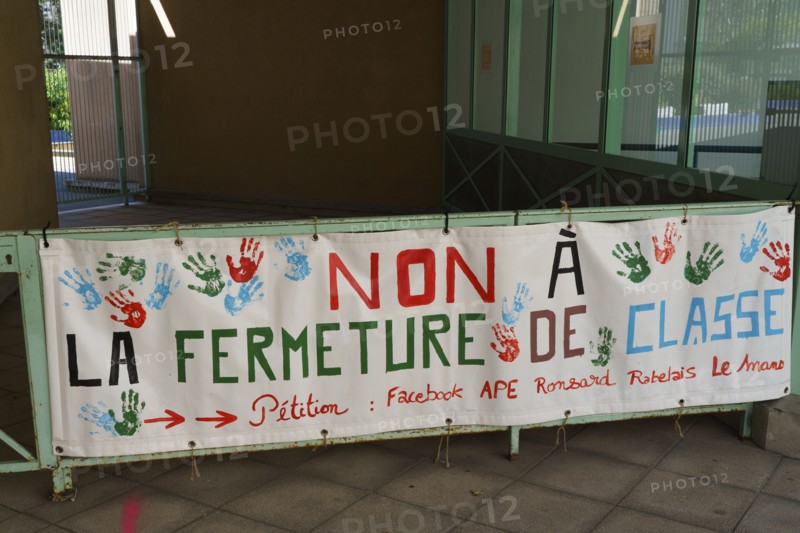 Le Mans. Banner "No to class closure".