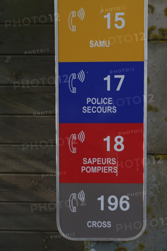 Panneau avec numéros d'urgence