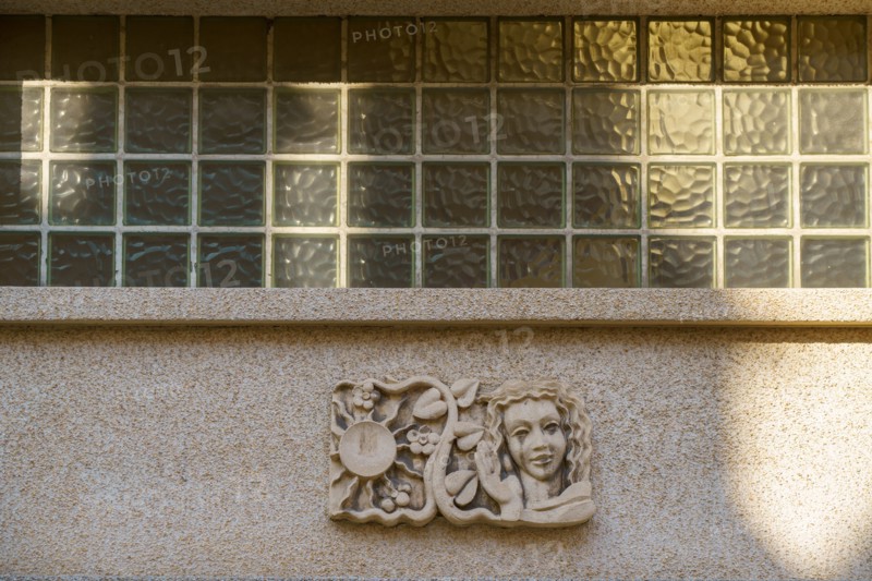 Relief above the door of the building at 2 rue Henri IV in Reims