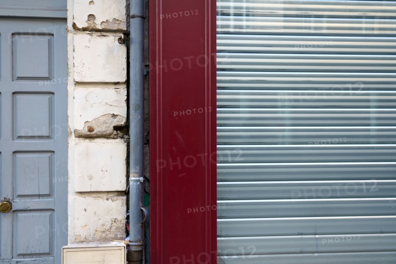 Reims, magasin fermé et porte d'immeuble