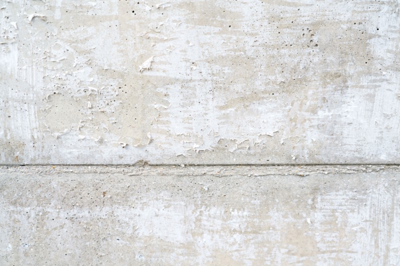 Mur blanc abimé