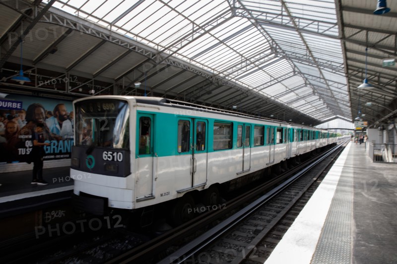 Sation de métro Sèvres-Lecourbe, Paris