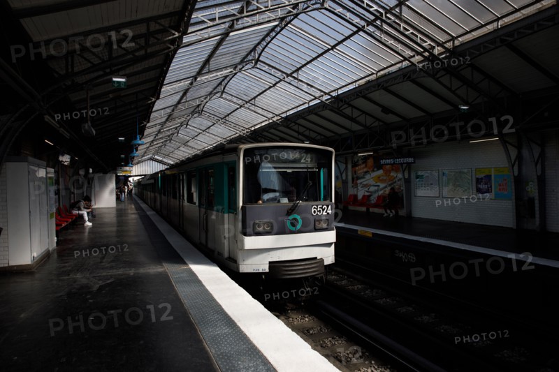 Sèvres-Lecourbe metro station, Paris