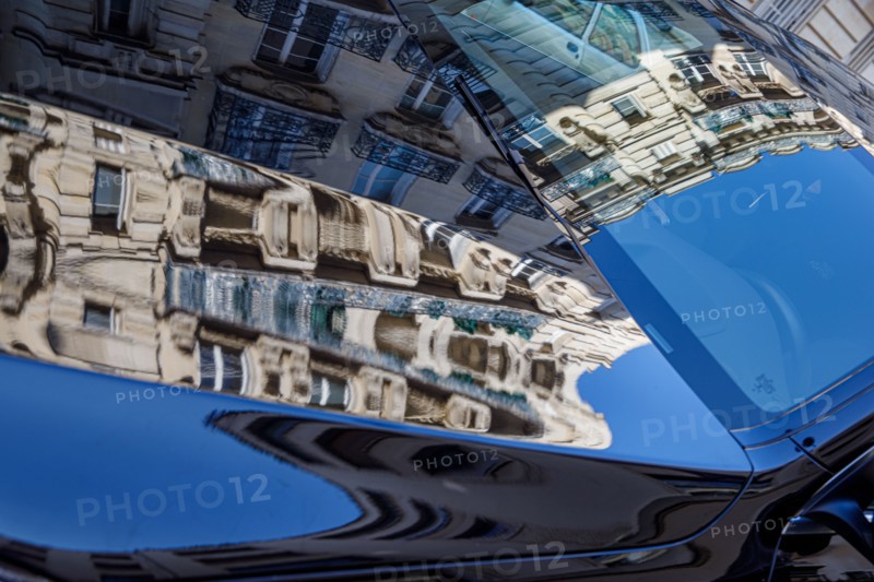 Reflet sur le pare-brise d'une voiture