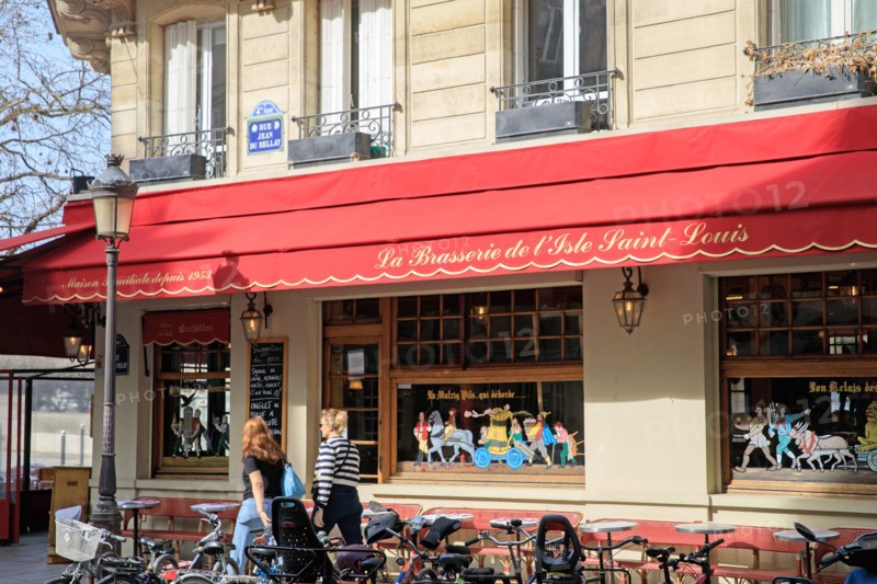 Paris, terrace of the brasserie on the Île Saint-Louis