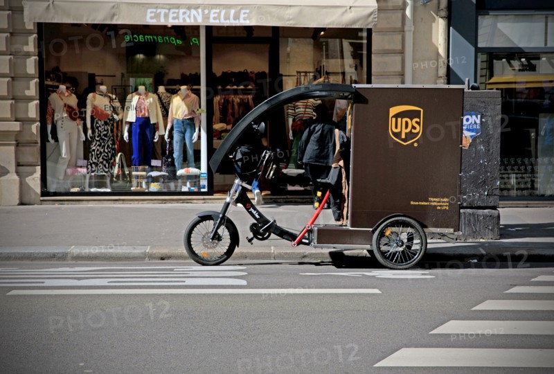 Paris, vehicule de livraison UPS cycle