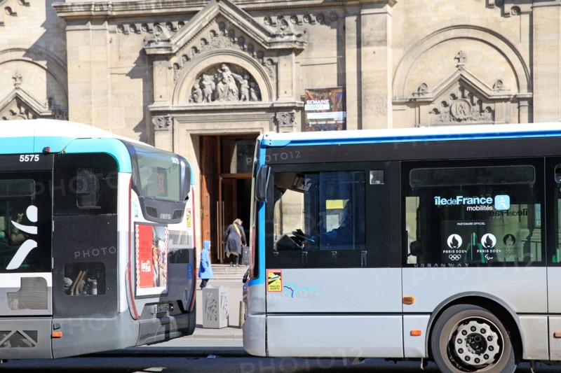 Paris, deux bus devant l'église Notre-Dame des Champs