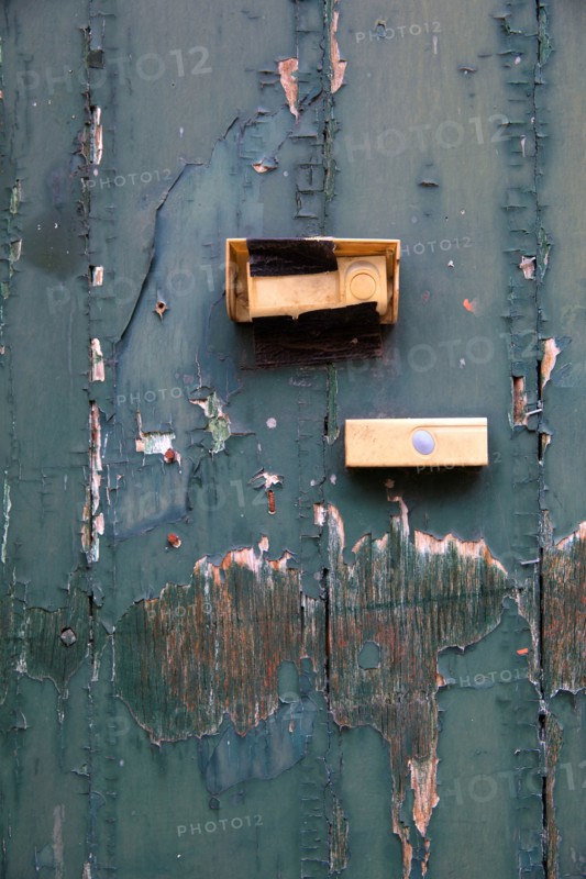 Paris, vieille porte et sonnettes
