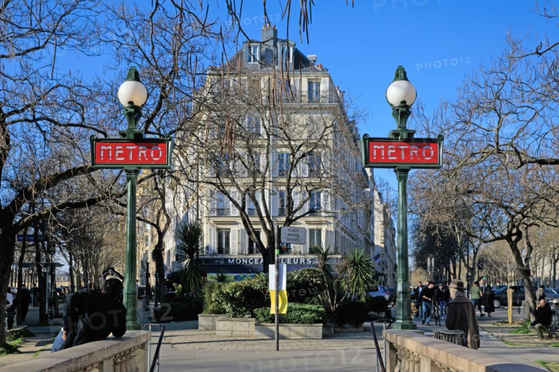 Paris, metro entrance