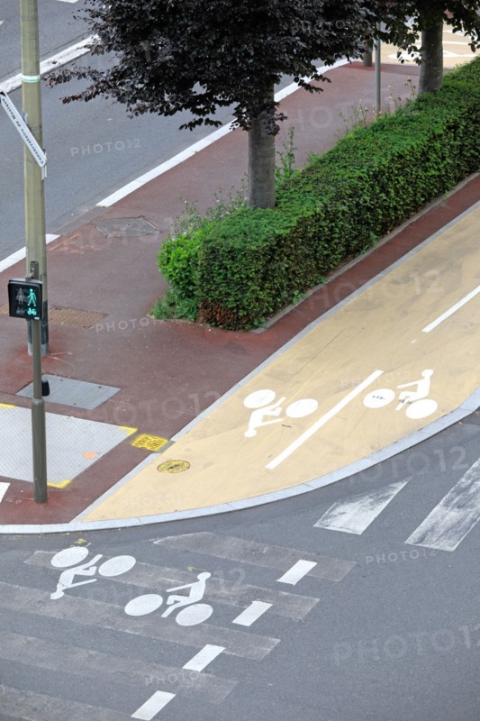 Road markings, Suresnes