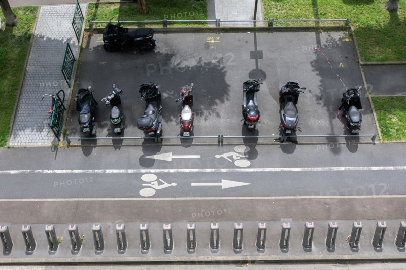 Road markings, Suresnes