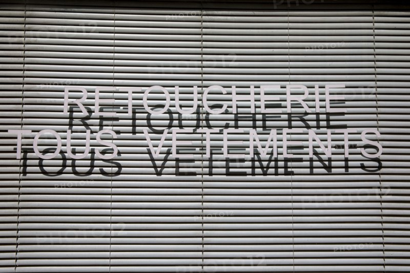 Paris, vitrine d'une retoucherie