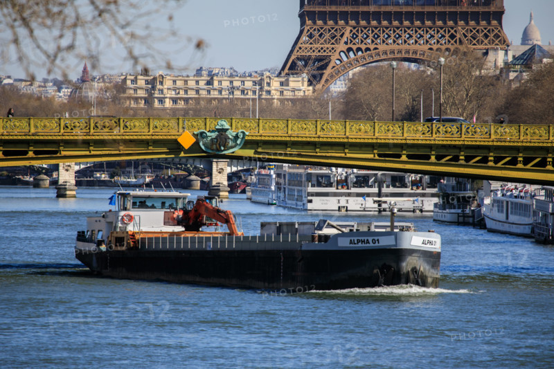 Paris, Pont Mirabeau et péniche sur la Seine