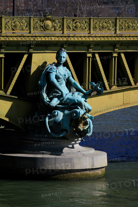 Paris, Pont Mirabeau, sculpture allégorique de la Ville de Paris