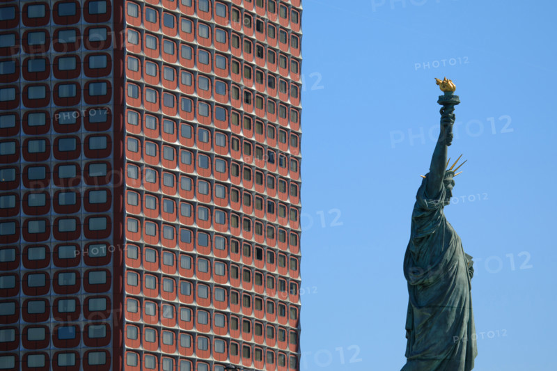 Paris, statue de la Liberté devant les tours du quartier Beaugrenelle