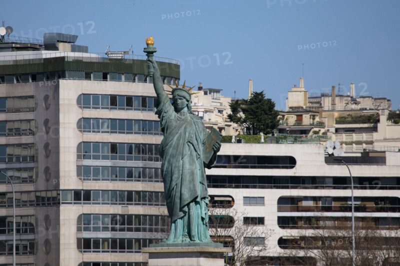 Paris, Maison de la Radio et statue de la Liberté