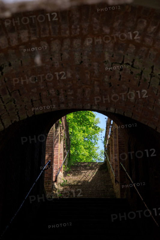france, région Hauts de france, Somme, Ault, porte du moulinet et escaliers vers les hauteurs de la ville,