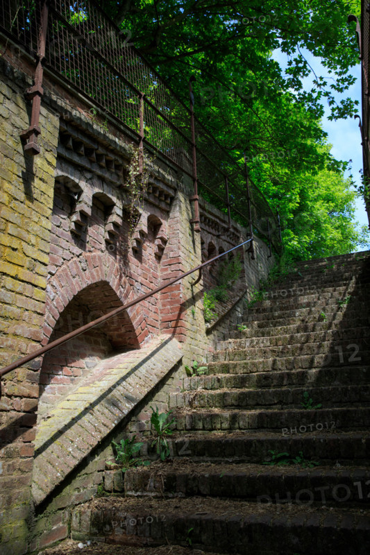 france, région Hauts de france, Somme, Ault, porte du moulinet et escaliers vers les hauteurs de la ville,