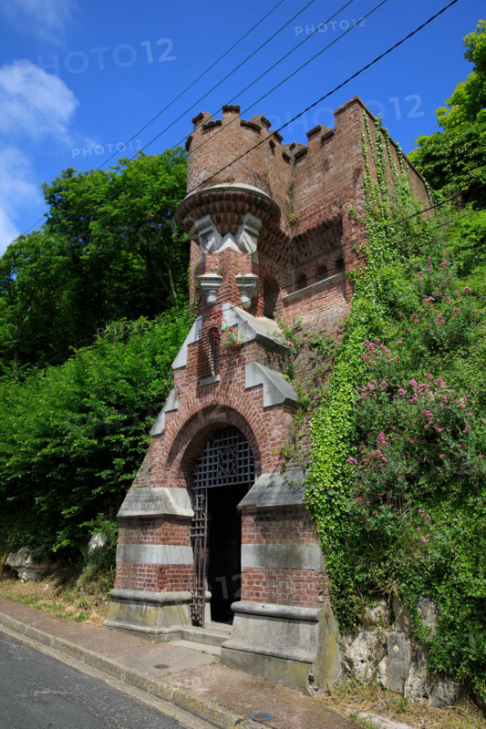 france, région Hauts de france, Somme, Ault, porte du moulinet et escaliers vers les hauteurs de la ville,