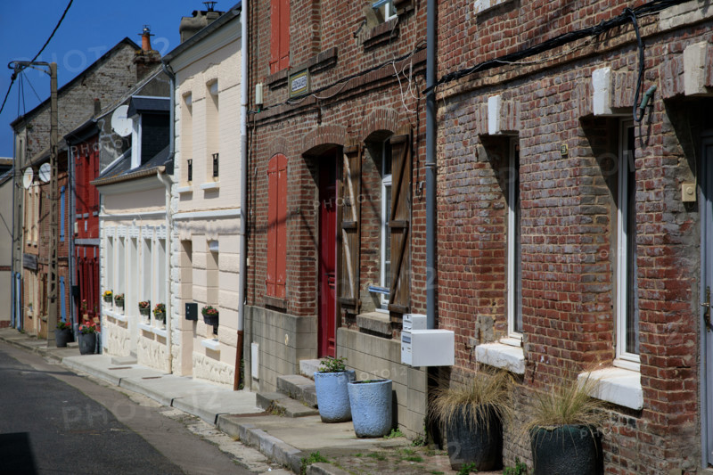france, région Hauts de france, Somme, Ault, rue des fonts benits, facades