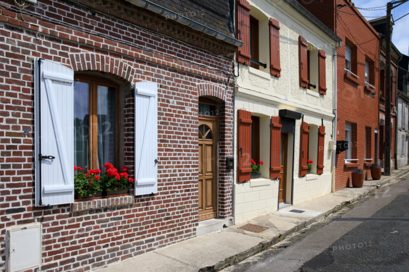 france, région Hauts de france, Somme, Ault, rue des fonts benits, facades