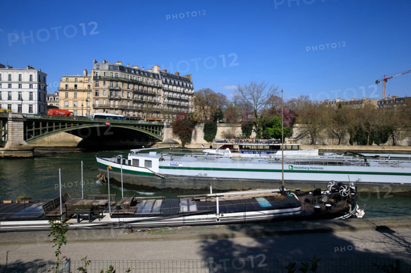 Paris, quai Saint-Bernard