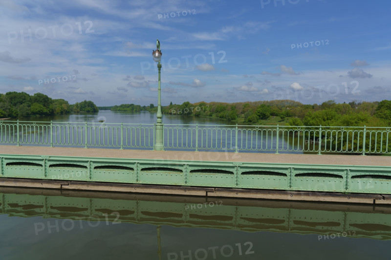france, région centre, Loiret, Briare, pont canal de Birare, pont-canal portant le canal latéral à la Loire au-dessus de la Loire. concu pas les ateliers de Gustave Eiffel,