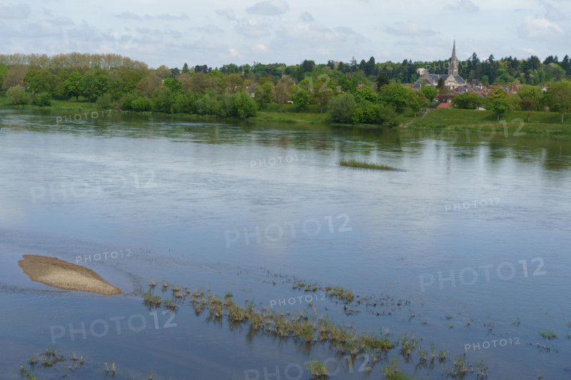 france, région centre, Loiret, Briare, la Loire aux abords du pont canal,