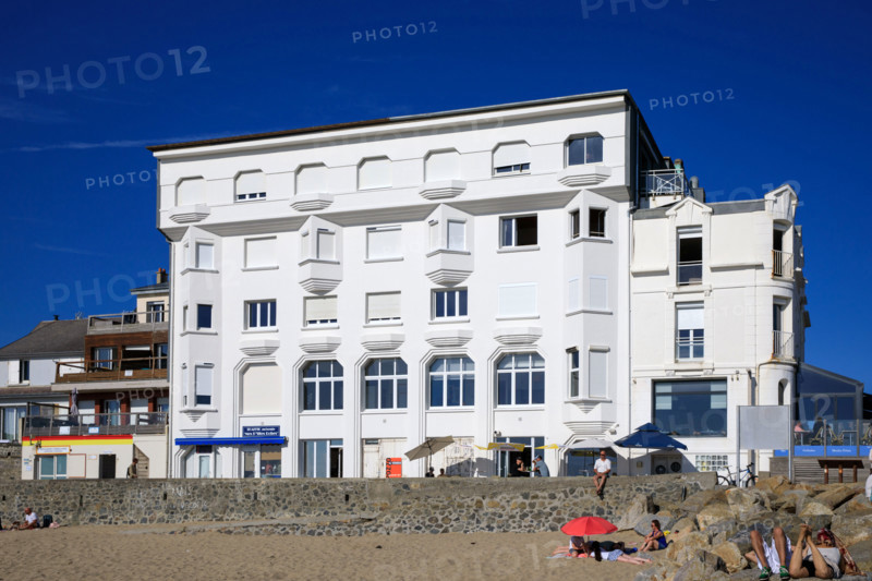 france, region Normandie, Manche, cotentin, Agon coutainville,  plage, promenade de Jersey, immeuble art déco, restaurant le neptune,